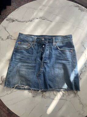 Levi’s Button-Front Denim Mini Skirt in Medium Blue size 28